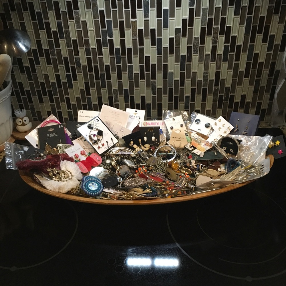250+pairs of earrings lot